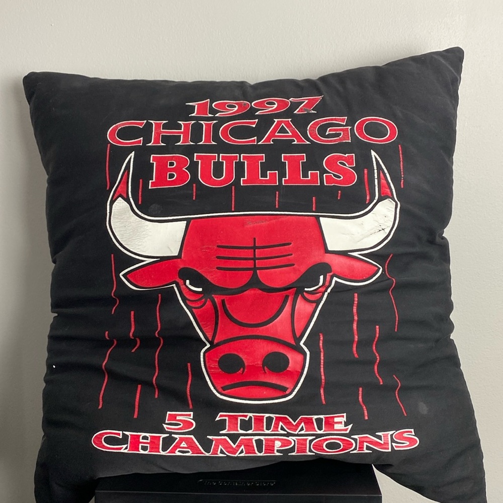 Vintage 1997 Chicago bulls pillow